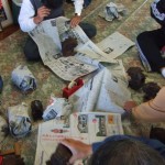 丁寧に宝を包んでいきます。