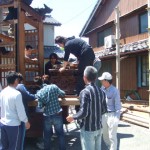 みんな目がマジ。慎重に…