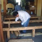 そうそう…憩いの家の玄関も元にもどします。ココ、座ると痛いんだよね。