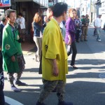 からしに緑　色とりどりの衣装