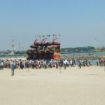 あんな砂の上に山車と人の群れが！？