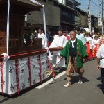 この行列にも采を振る人が付いているんだね