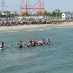 綱はなすなよ！　と子供に声をかけます