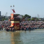 動き出したけど　すごい人だかり