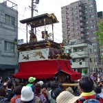 明倫小に祝いこんでいるようです。