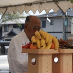 宮司さん　祭壇を確認。