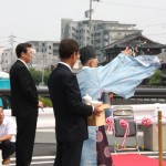 橋にいつもの色紙をまいています。そういえばこの紙、西成岩の成石神社近辺でも見かけたぞ？