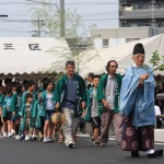 今年の当番組の東の神楽が先にわたります。