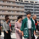 神楽のあとに続いて3世代夫婦も通っていきます。