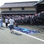 とうとう干すロープが足りなくなってしまいました。子供用の半被はブルーシートの上。