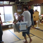 ええと、かなり省略になってしまいましたが、1時間ほど干した後、半被を裏返してまた1時間。その後取り込んで、みんなでたたんで、それぞれ看板ごとに収納したのが、この衣装ケースです。