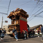 朝焼けの中を進む西山