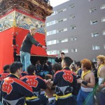 他地区と大きく違って若い衆が後楫にいます。囃子…たいへんw