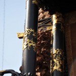 特に前壇の飾り金具は、立体感があり、美しいですね。