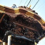 前山の屋根にも細かな飾り金具がはめ込まれています。