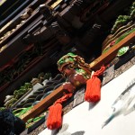 もう一つの特徴。彫刻に塗りが施されています。