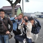 マニア仲間が大先生に群がっています。左の奴、なんかかっこつけてるw