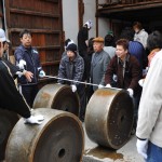 ゴマを正しく配置します。ゴマの側面についているのは、塩が結晶化したものです。