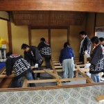 山車組立てと同時に、憩いの家の玄関を板の間にして、人が座れるようにします。