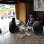 烏帽子をピカピカに磨きます。