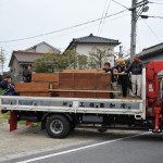 要らなくなった部品を入れていた箱をトラックに積み、近くの倉庫をお借りして保管します。