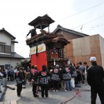 PM2:14　おくるま自体は組上がりましたが、最後の難関…綱をまいています。