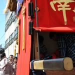 吹流しの竿が、大幕を通過しているタイプのおくるま