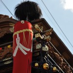 見えますか？左三つ巴の紋の金具が取り付けられています。