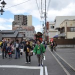 北組を離れて、またおくるま探しに。笛の音、太鼓の音を頼りに、線路を渡って～、やった！見つけた！