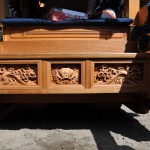 東組の下駄箱彫刻が新しくなりました。有馬さんという彫刻師の作品だそうです。真ん中は鯱の正面。