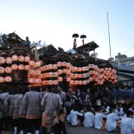 辺りが暗くなってきました。業葉神社に提灯が浮かび上がりました。