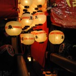 やっぱり！東と南が近すぎて提灯がぶつかってるw