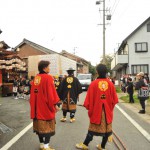 かなり長い時間山車に乗せてもらっていたので、写真がだいぶ飛びました。もうすっかり雨も止み、うす曇りの最適な天候になりました。打ち込みに向けて、再度憩いの家から出ます。