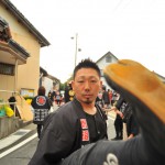 モンキーキックあぶなぃょ！綱係の仕事は、山車を曳くための綱を足したり、伸ばしたり、巻いたり、地面につかないようにする　など一見すると地味ですが、神社では最高の見せ場があるのです。これは南ならでは！ですね