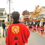 後ろ姿が好青年w　さりげないイケメンは、ちゃんと仕事していました。