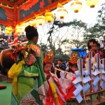 成岩三区の巫女舞 3　ひとつ舞が終わるとお師匠さん（前年の巫女をやった子）が世話をします。