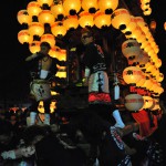 神社にいる間は、たくさんの提灯の灯りに包まれます。