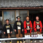 みんなの前で緊張気味?