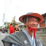 この日の塩まきは、還暦おじいちゃんに見えますね