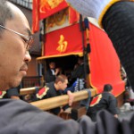 追綱越しの山車。ひげボーボーで、あごの肉