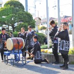 今年は成岩三区の当番年です。選ばれし神楽部隊で（？）役員と巫女ちゃんを神戸公民館から成岩神社まで送ります。