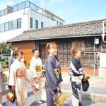 巫女ちゃんのお母さんたちも晴れ着でうきうきですねw