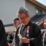 総代さん、カメラ向けたら偶然携帯チェック中でしたw