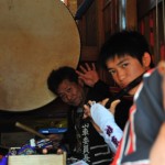 太鼓は奥にいるので、暗いですね。私もこの場所です。寒かったですよね~