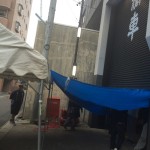 雨対策をいろいろされています。 テントは３つたてられ、さらにシャッターにブルーシートを括り付け、雨に濡れないエリアを拡大！