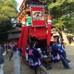 ミニ山車が境内を曳きまわされます