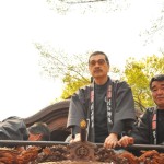 隣の山車の打ち込みを見つめる山飾り