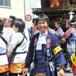 笑顔でカメラを見つめる　東組大行司A