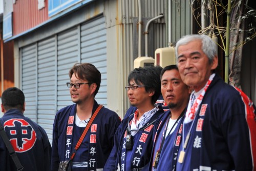 東組若家前でご挨拶のため並ぶ行司衆を撮ろうとしたら…