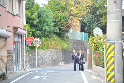 駐車場と交通整理 この二人は同級生…www